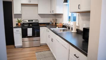 Geladeira, micro-ondas, fogão, cooktop