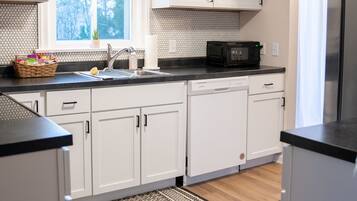 冰箱、微波炉、烤箱、炉灶