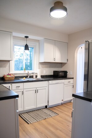 冷蔵庫、電子レンジ、オーブン、コンロ