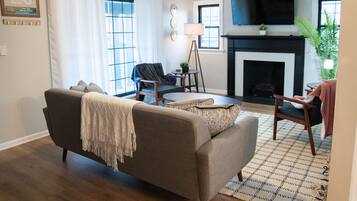 Smart TV, lareira, livros, impressoras