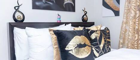 3 slaapkamers, een bureau, een strijkplank/strijkijzer, reisbedje