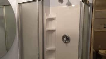 Douche, serviettes fournies, papier toilette