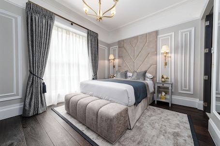 Deluxe Double Room | Premium bedding, memory foam beds, free minibar, in-room safe. No.4 Carlton Hotel