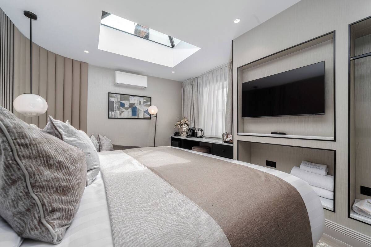 Kahden hengen superior-huone | Ylelliset vuodevaatteet, memory foam -patjalliset sängyt