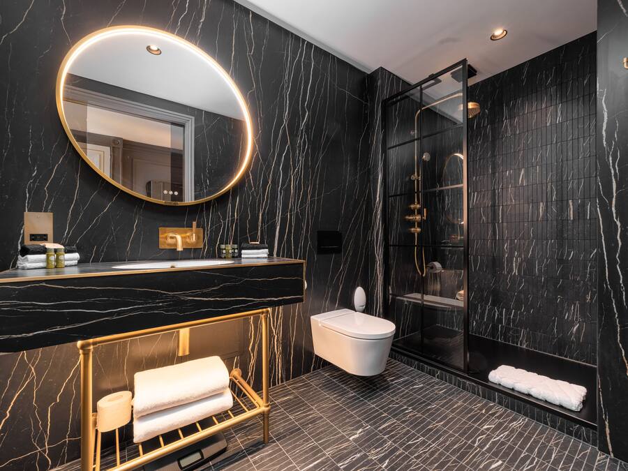 Superior Double Room | Bathroom | Rainfall showerhead, free toiletries, hair dryer, bathrobes