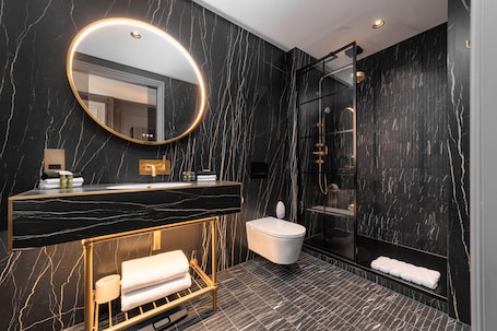 Superior Double Room | Bathroom. No.4 Carlton Hotel