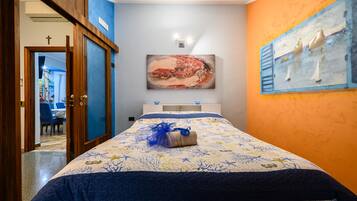 Um quarto com uma cama, um quadro e uma porta que dá para outro cômodo.