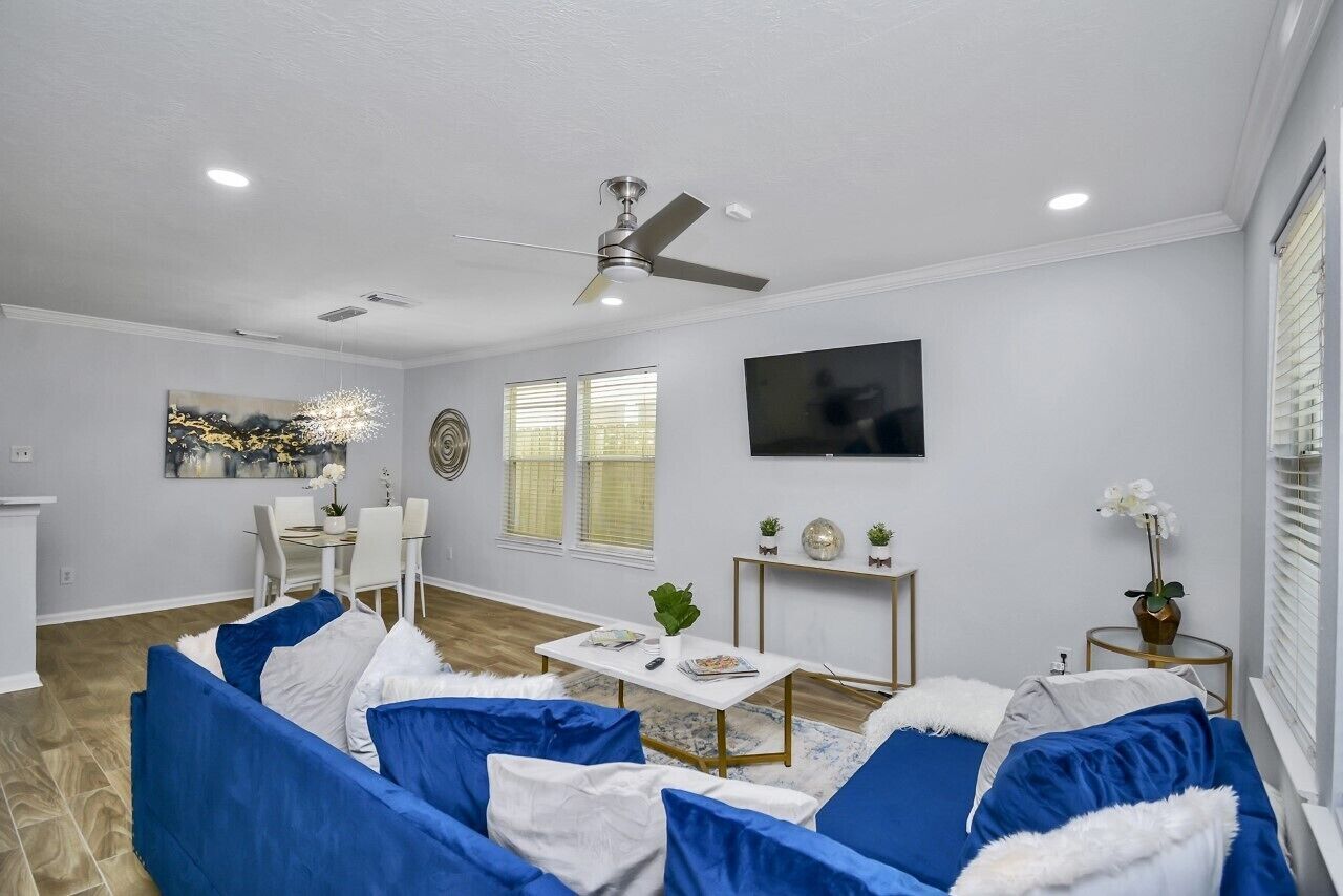 Modern Midtown Home * 4 King Beds
