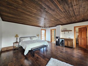 Room - Three Bees Farmhouse Stay. (Ann Arbor)