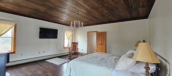 Nature-Filled Family Retreat Near Ann Arbor I Gardens, Bonfire & Wildlife