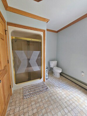 Bathroom - Three Bees Farmhouse Stay. (Ann Arbor)