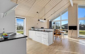 Kühlschrank, Geschirrspüler, Wasserkocher mit Kaffee-/Teezubehör