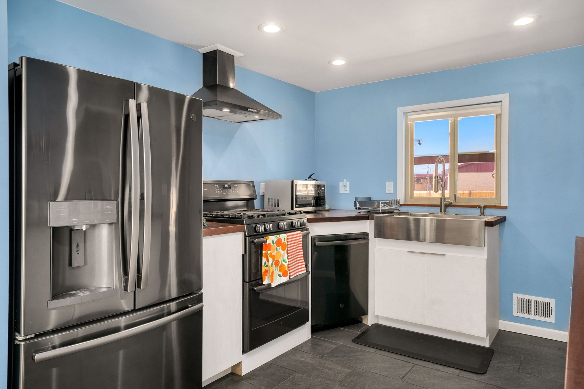 Frigorifero, microonde, forno, piano cottura