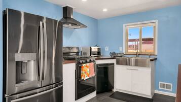 Frigorifero, microonde, forno, piano cottura