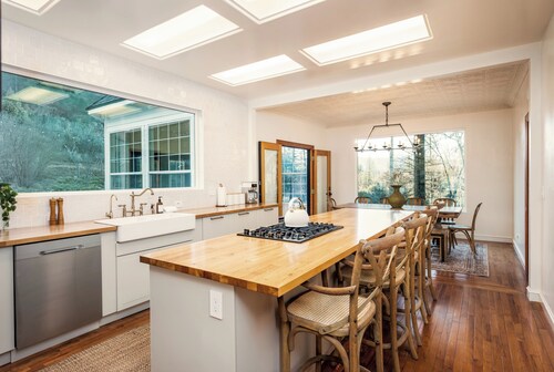 Yosemite Country House sleeps 20 w/ hot tub, firepit, bonus studio!