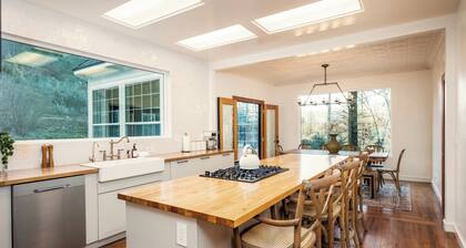 Yosemite Country House sleeps 20 w/ hot tub, firepit, bonus studio!