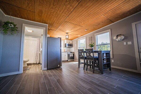 冷蔵庫、電子レンジ、オーブン、食器洗い機