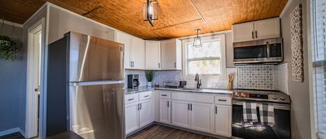 ثلاجة، ميكروويف، فرن، غسالة أطباق