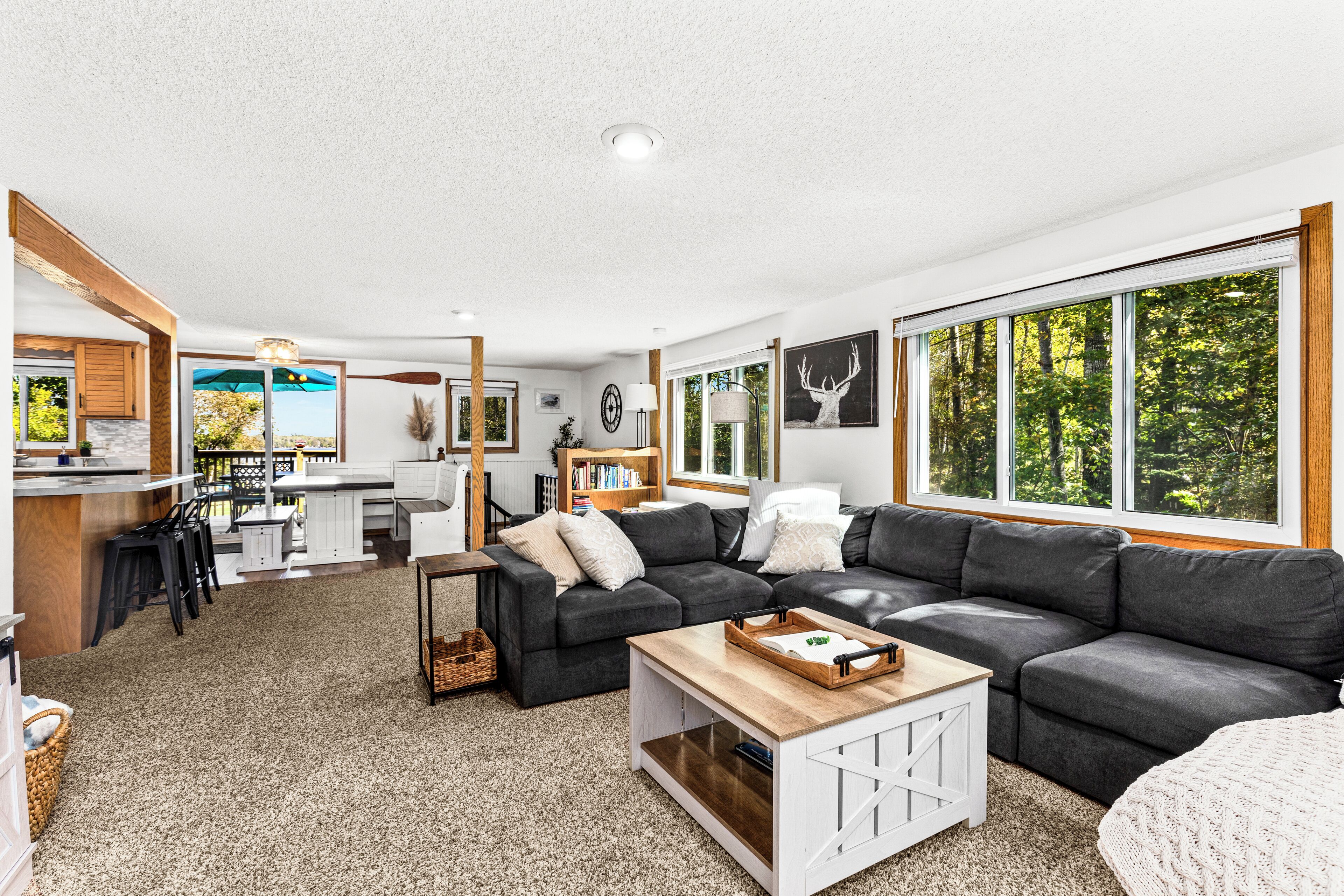 Smart-TV, Kamin, Videospiele, Tischfußball