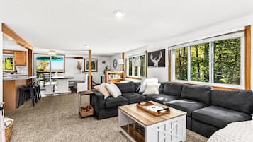 Smart-TV, Kamin, Videospiele, Tischfußball