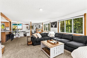 Smart-TV, Kamin, Videospiele, Tischfußball