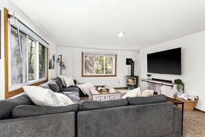 Smart TV, fireplace, video games, table football - Lakefront Cabin, Hot Tub, Sauna, Fireplace, Game Room (Saginaw)