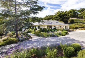 Exterior - Hope Ranch charming gated estate on 18th green! Beach card. Dog friendly. (Santa Barbara)