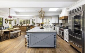 Fridge, microwave, oven, stovetop - Hope Ranch charming gated estate on 18th green! Beach card. Dog friendly. (Santa Barbara)