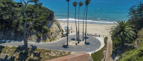 在海灘附近、躺椅、沙灘巾