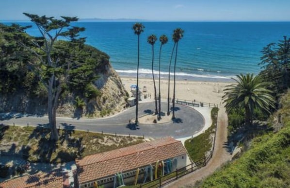 Beach nearby, sun loungers, beach towels