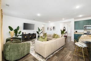 Smart TV, chimenea y tenis de mesa