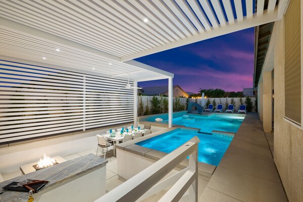 Una piscina al aire libre, una piscina climatizada