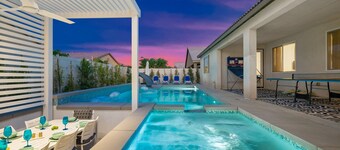 Villa Vibrante - 5BR + Casita, Pool w/ Slide, Spa, Fire Pit, Ping Pong & Fun