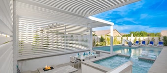 Luxe Retreat-5BR + Casita, Pool w/ Slide, Spa, Fire Pit, Ping Pong & Family Fun