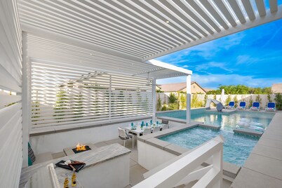 Luxe Retreat-5BR + Casita, Pool w/ Slide, Spa, Fire Pit, Ping Pong & Family Fun
