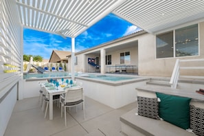 Outdoor dining - Luxe Retreat-5BR + Casita, Pool w/ Slide, Spa, Fire Pit, Ping Pong & Family Fun (Indio)
