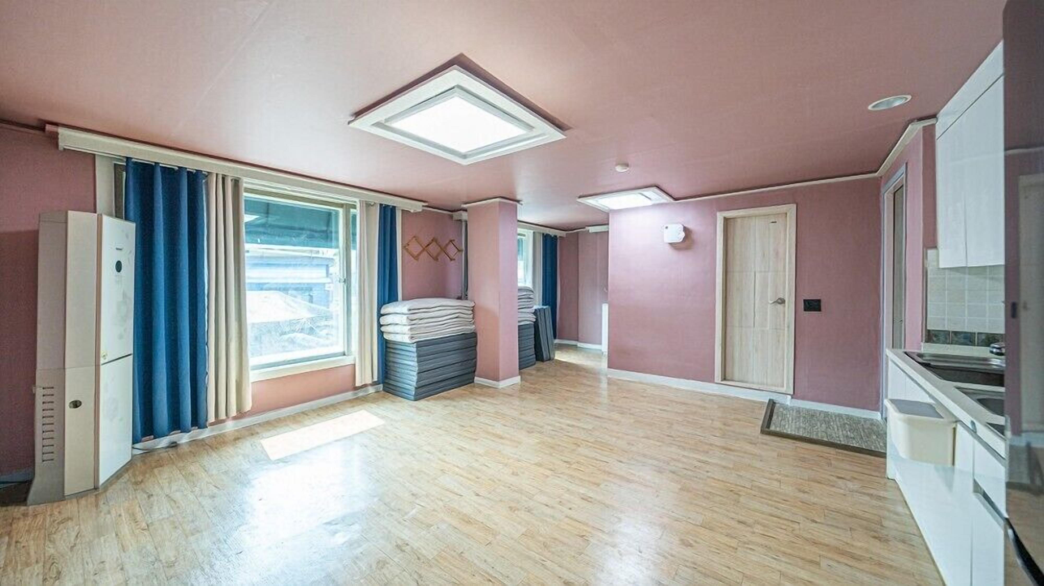 룸 (207 group room)