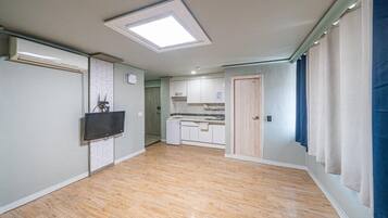 Room (River View 202 (Couple Room))