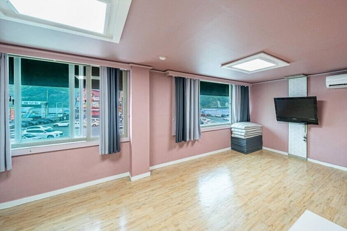 룸 (River View 206 (group room))
