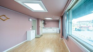 客房 (River View 206 (group room))