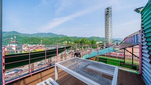 A balcony with a view of a dock and mountains. - the allin pension (Gapyeong)