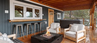 Enchanted Hideaway - Lake View, Hot Tub, Fireplace, Deck, Barbecue