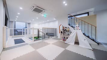 Room (B)