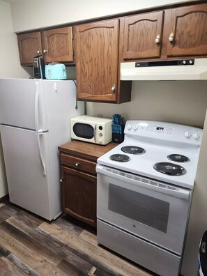 ثلاجة، ميكروويف، فرن، موقد طهي مسطح