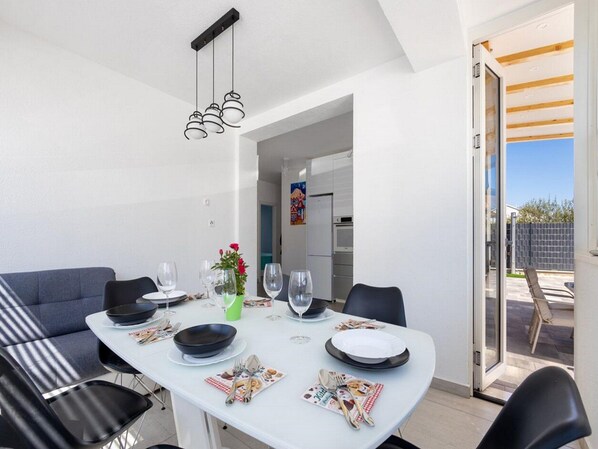 Appartement (Two Bedroom Apartment with Terrace) | Salle à manger