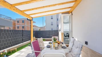 Apartment (Two Bedroom Apartment with Terrace) | Outdoor dining