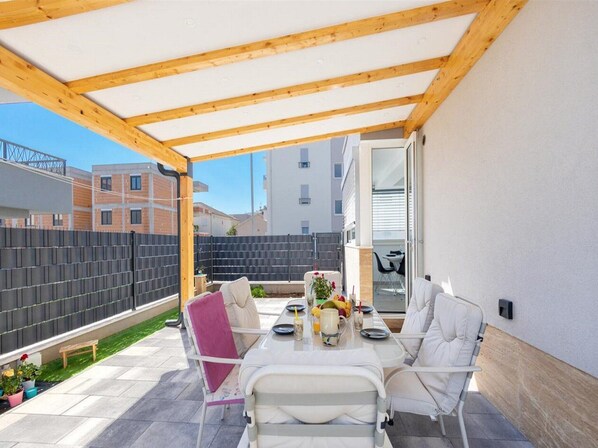Apartment (Two Bedroom Apartment with Terrace) | Outdoor dining
