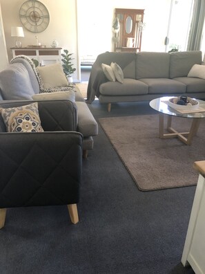 Fernseher, Videospiele, DVD-Player, Bücher