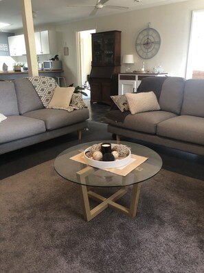 Fernseher, Videospiele, DVD-Player, Bücher