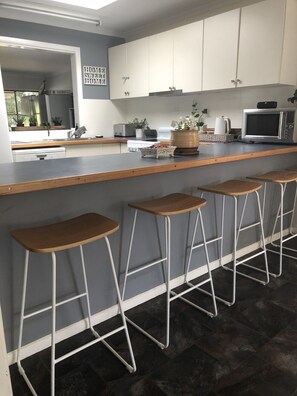 Réfrigérateur, four à micro-ondes, un four, lave-vaisselle